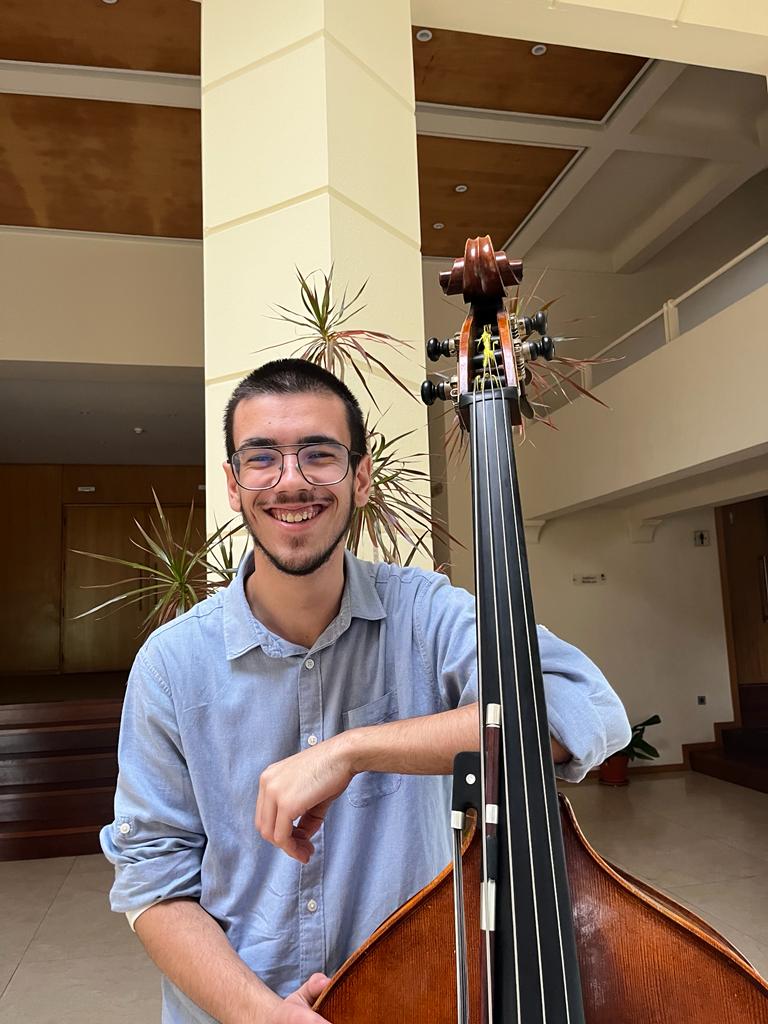 Portrait de Marco Sousa avec sa contrebasse.