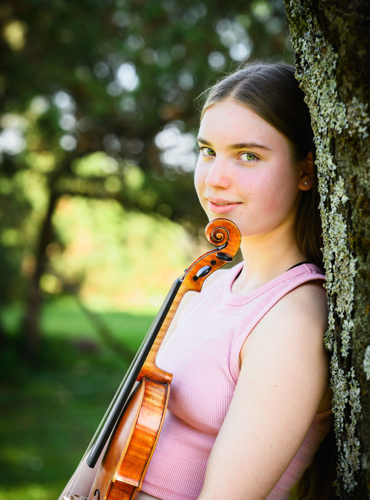 Portrait de Matilde Walter avec son violon, elle pose adossée à un arbre